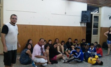 La lluvia provocó que tuvieran que alojar en la Escuela 5 a un grupo de Scout