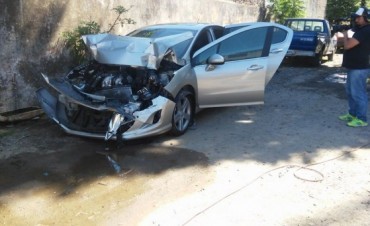 Así quedó el Peugeot 408, en el que viajaba el periodista y economista Tomás Bulat