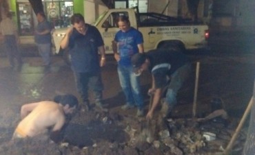 Esta noche: Una cuadrilla trabaja en la reparación del caño de calle Sarmiento