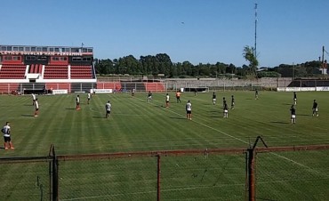 Defensores derrotó 2 a 0 a Douglas en un amistoso