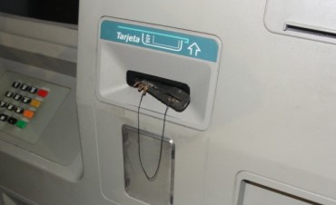 Extraen dinero de cajeros con tarjetas clonadas y saquean cuentas de ahorro