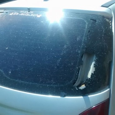 Vándalos en moto rompen autos a ladrillazos