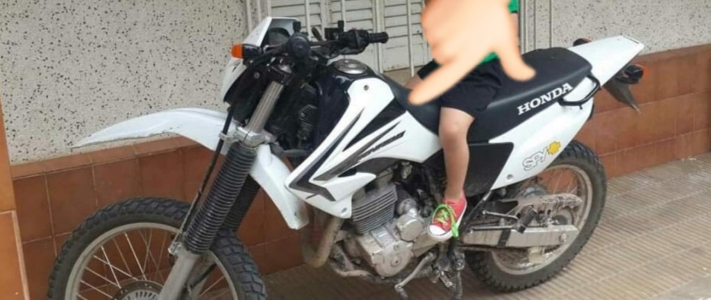 Un detenido por captura activa, daños a un vehículo y roban una moto Honda