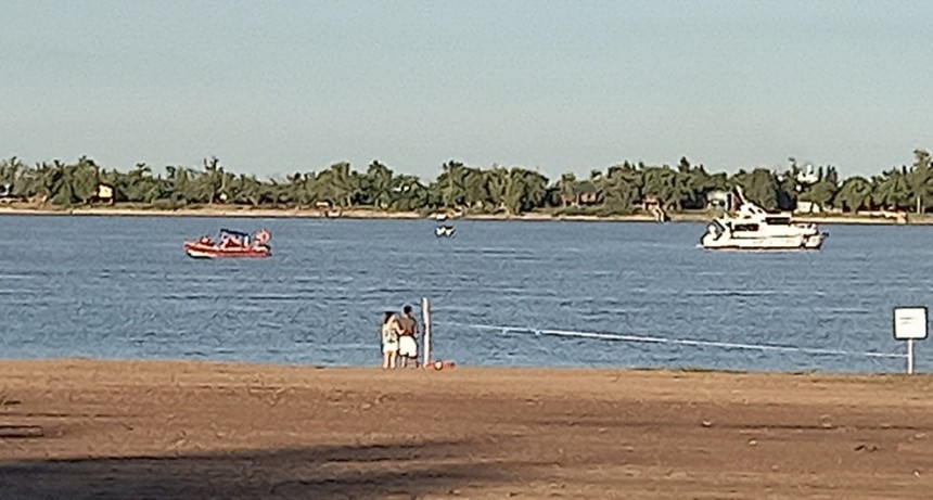 Buscan a una persona en el río Paraná tras darse vuelta una lancha