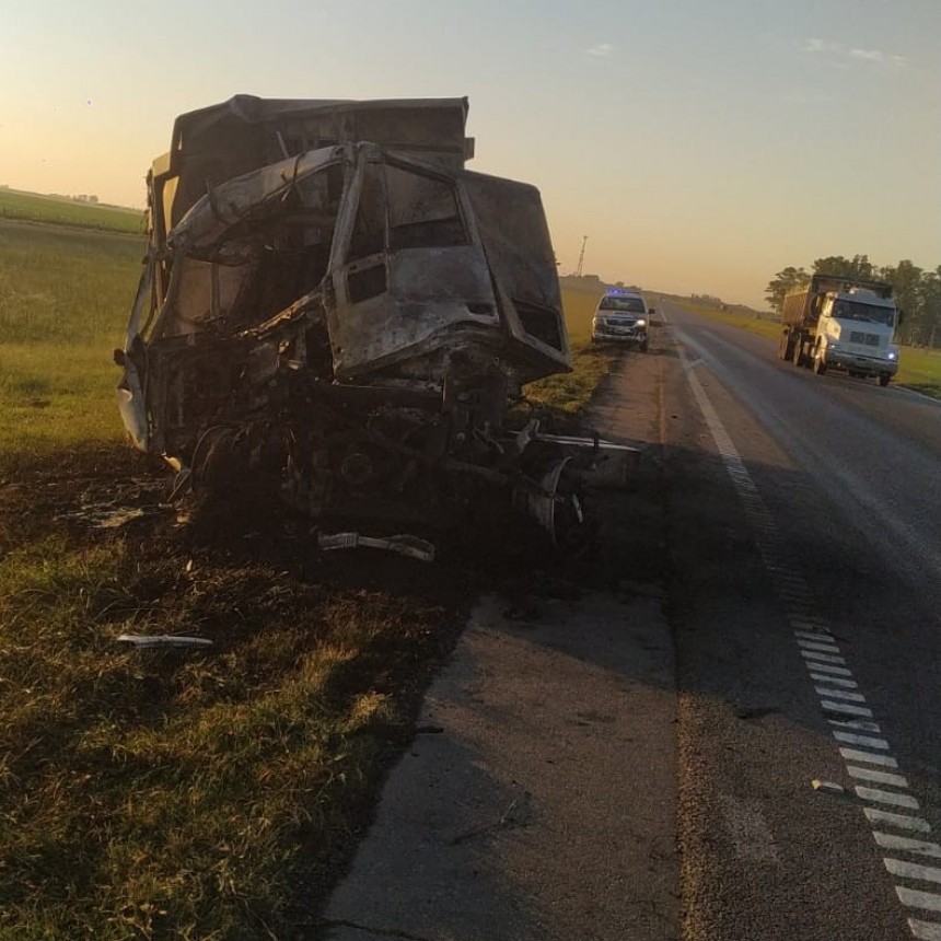 Se incendió un camión en la ruta 9 tras colisionar con otro