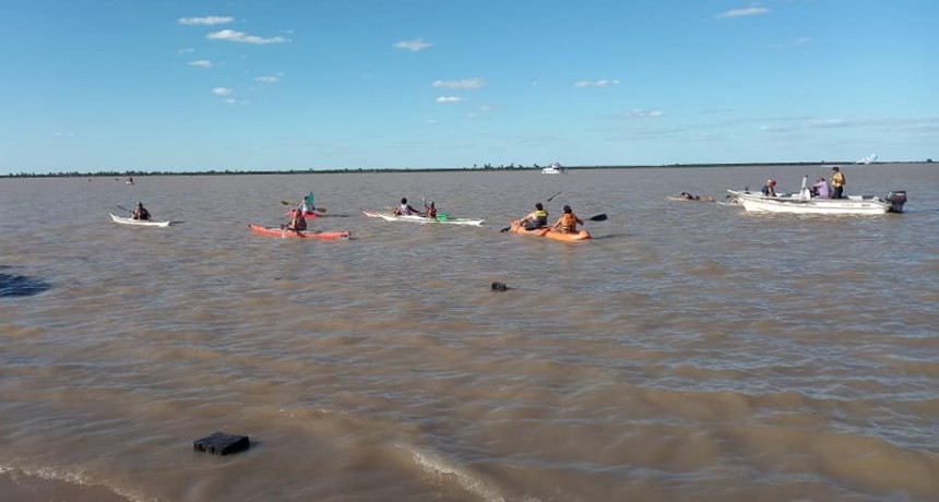 Al canto de “Ramallo no se vende” se realizó el corte del río Paraná