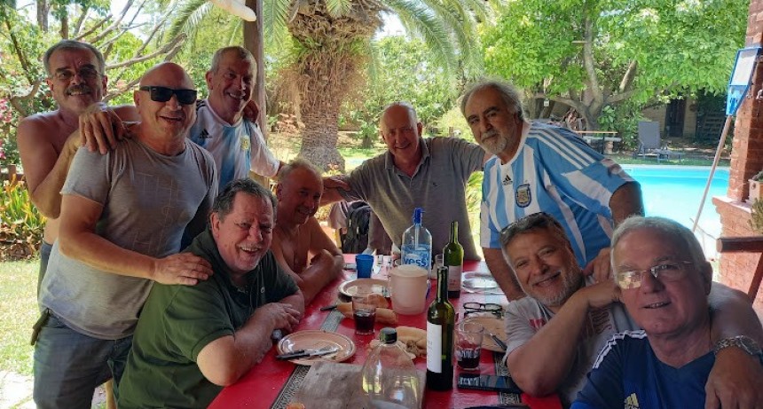 Con varias camisetas de la selección Argentina y al ritmo se “Muchachos…”, Guillermo Novellis despidió el año con sus compañeros de la secundaria