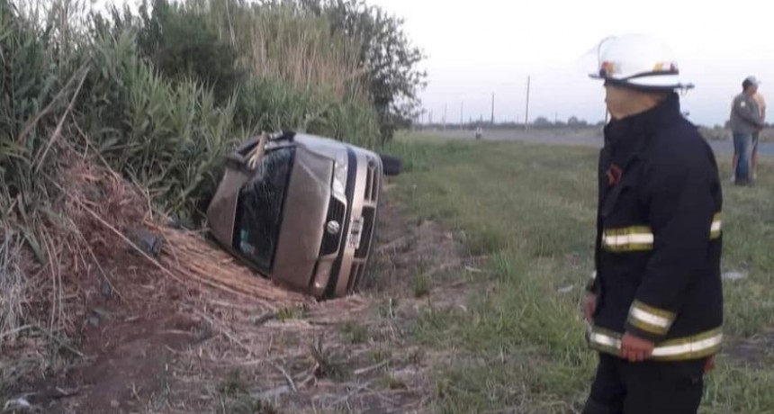 Accidente en Pérez Millán: Perdió el control, volcó y fue trasladado al Hospital José María Gomendio