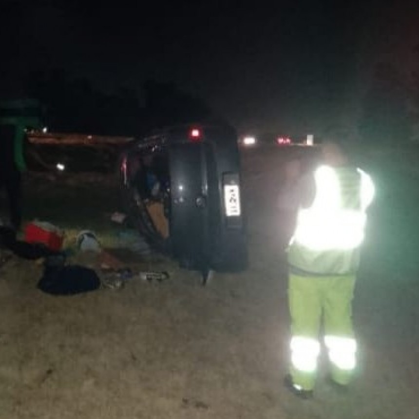 Perdió el control y volcaron con su auto en la ruta 9, una de las personas fue trasladada al hospital Gomendio