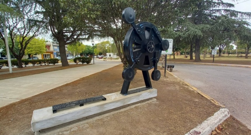 Una escultura frente a la estación de ferrocarril recordará por siempre a los “Pioneros de la Educación Técnica”