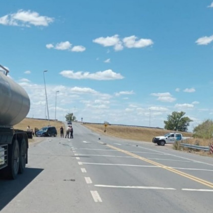 Fuerte impacto entre un Chevrolet y un camión en el cruce de la ruta 9 y 51