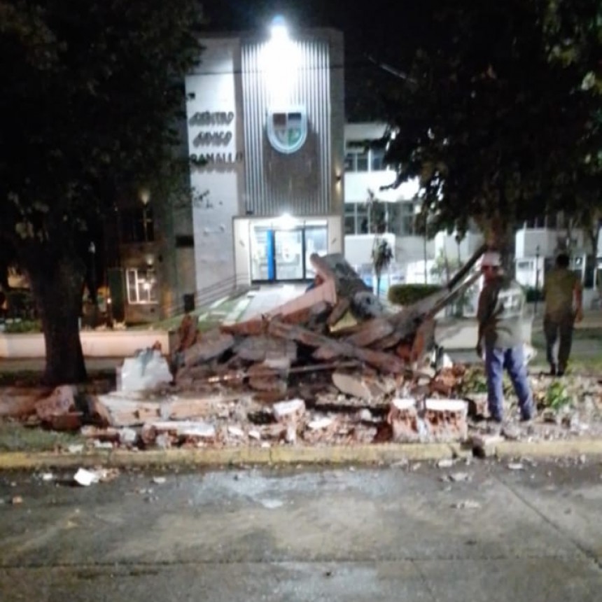 Demolieron la garita frente a la Municipalidad 