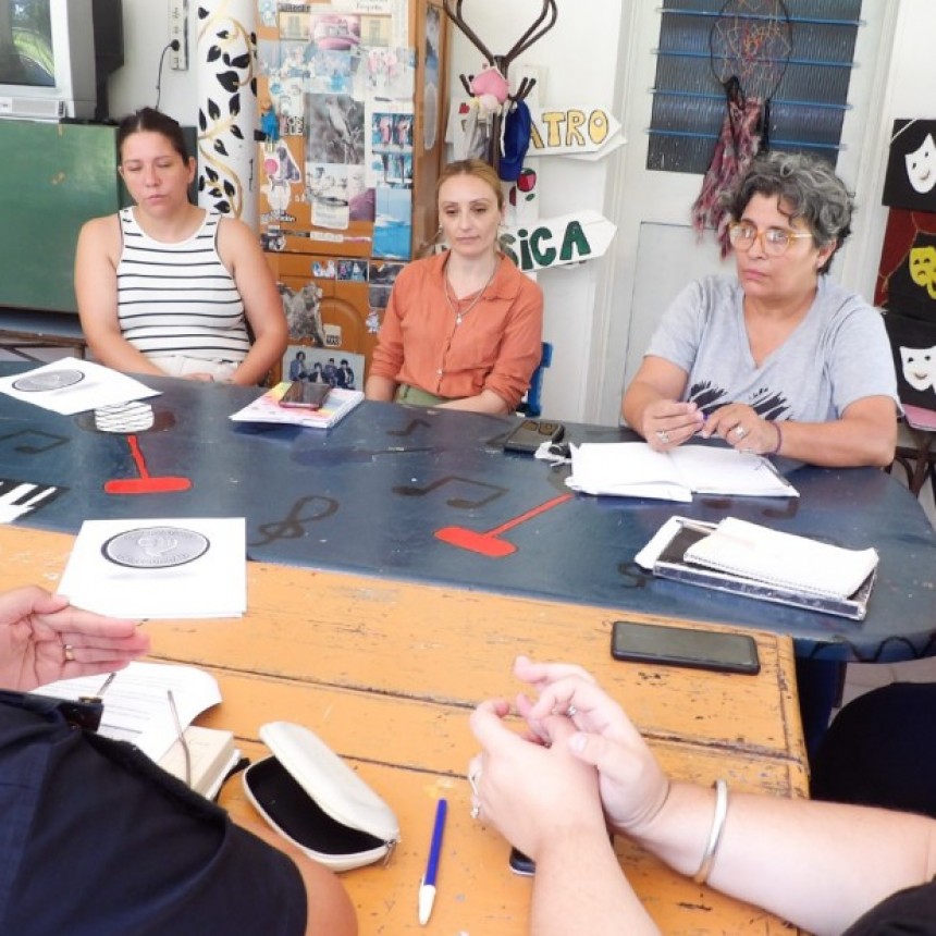 Marcela Isarra, lideró una reunión clave con la Comisaría de la Mujer y la Familia