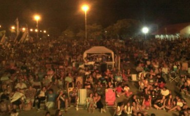 Espectacular marco de p&uacute;blico en la fiesta por el 129&ordm; Aniversario de Villa Ramallo