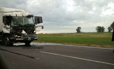 Chocan dos camiones en autopista
