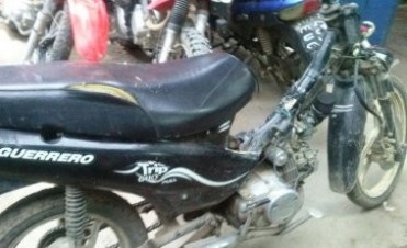 Le roban la moto y la recuperan con la ayuda de los vecinos