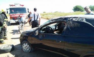 Volcó un auto en la 1001