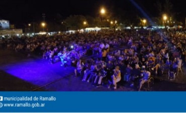Una multitud vibró al ritmo de la música del litoral