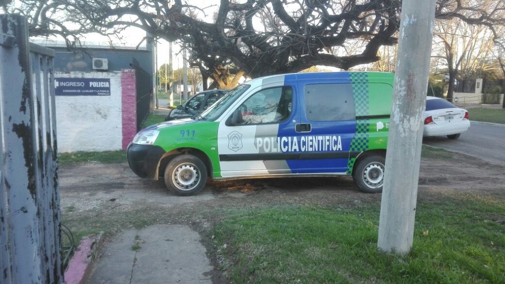 Dos robos con características similares