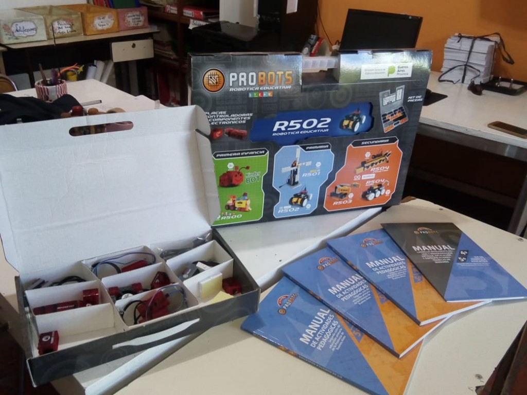 La provincia envió 105 Kits de Robótica