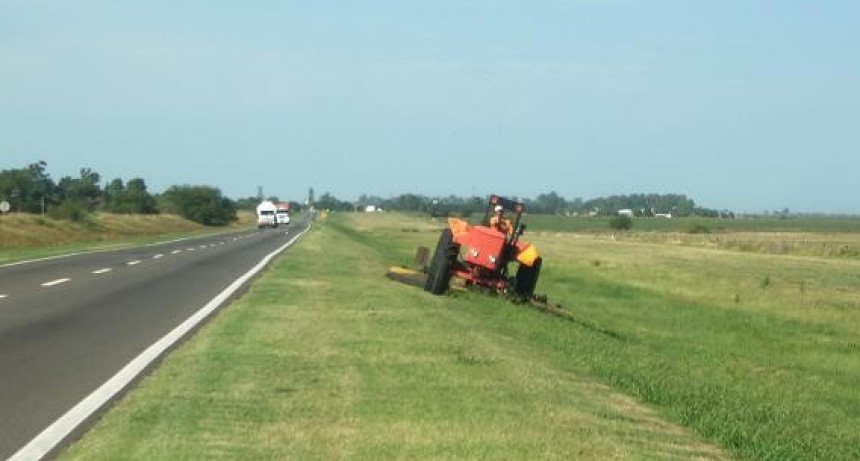 Un trabajador municipal se accidentó intentando destrabar una desmalezadora