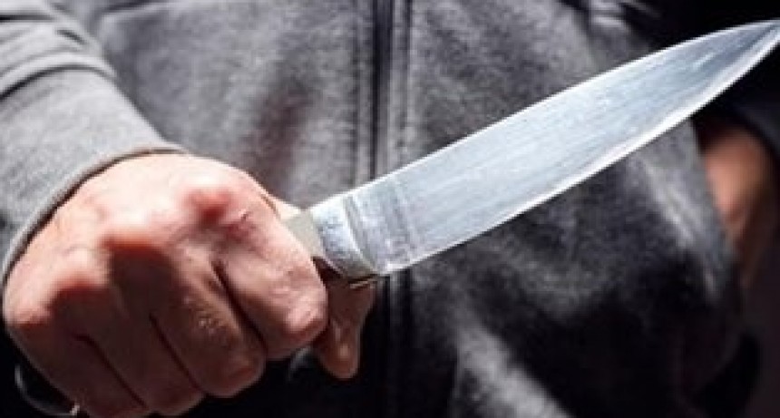 Un sujeto con un cuchillo redujo al personal y robó en una ferretería