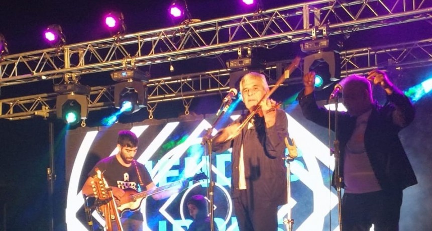 Villa Ramallo vibró al ritmo de Peteco Carabajal