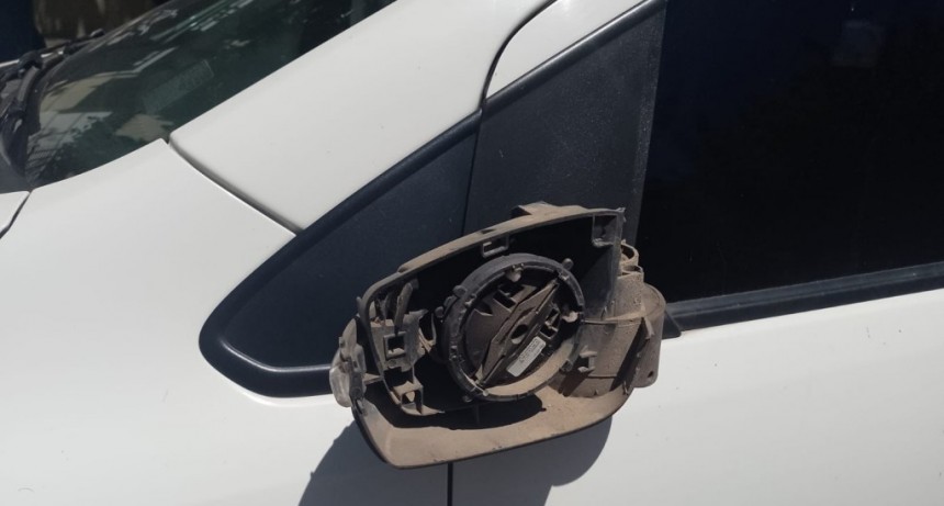 Fue a una audiencia de conciliación, lo atacó y le rompió el auto