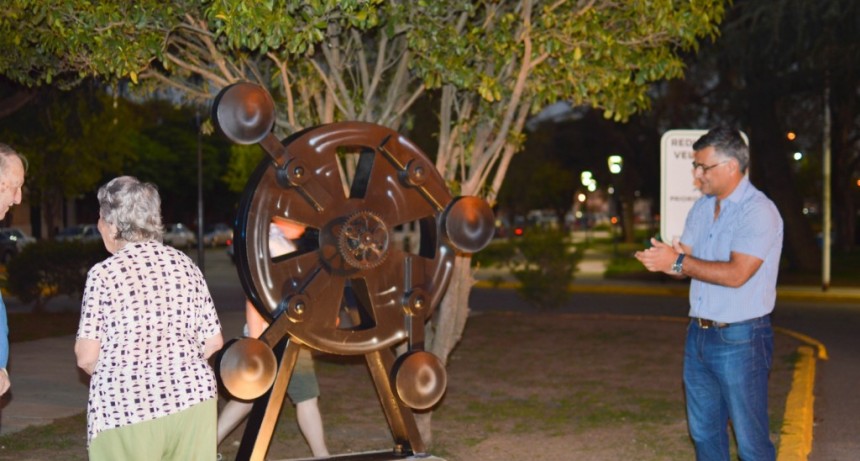 En los festejos de Villa Ramallo se inauguró la escultura “Pioneros de la Educación Técnica”