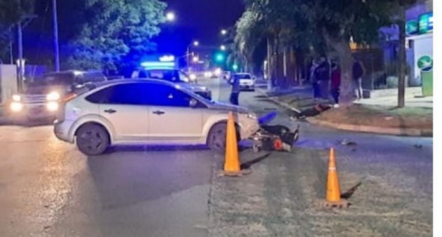 Accidente en Villa Ramallo, colisionaron un auto y una moto