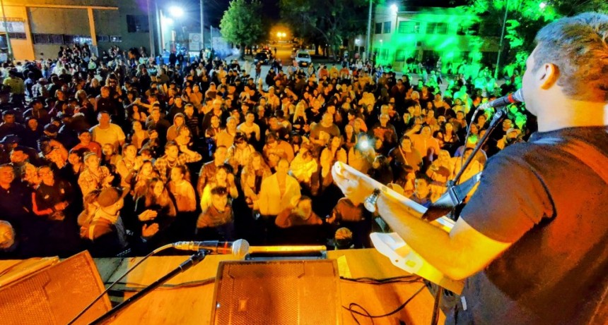 La Avenida Mitre tuvo dos noches de carnaval marcadas por el color, el brillo y la música
