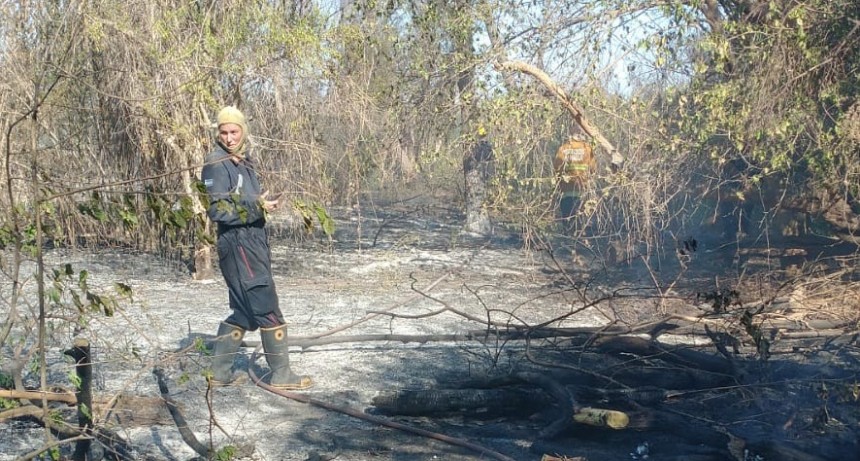 Bomberos voluntarios trabajó intensamente para sofocar las llamas de la reserva natural