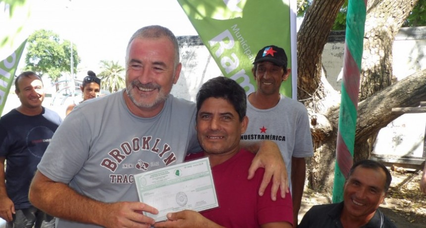 El Intendente entregó carnet habilitante para pescadores