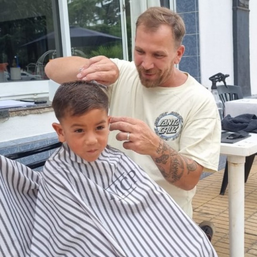 &ldquo;Es una forma de devolver lo que &eacute;l nos ayud&oacute;&rdquo;: solidaridad a tijera limpia en Ramallo