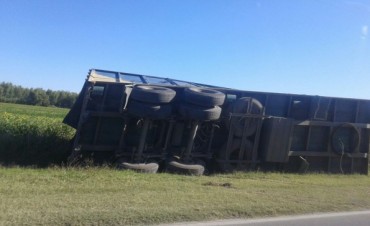 Un camión volcó su acoplado en camino de la costa