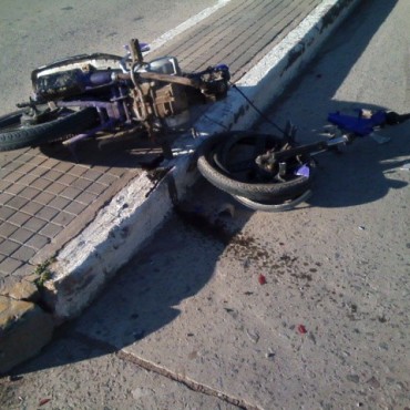 Choque entre una moto y un auto en Ramallo