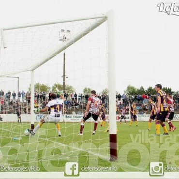 A Defensores le alcanzó un tiempo para golear a Tiro Federal