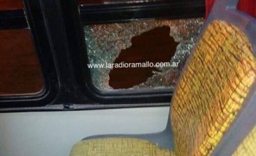 Susto en el colectivo local atacado con piedras