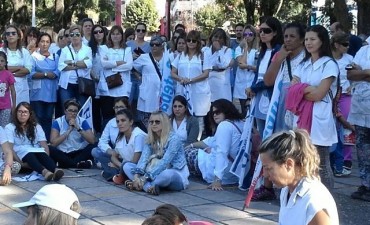 Con canciones alusivas a la lucha docente se realizó en el Patio de las Banderas de Ramallo el segundo día de paro de los educadores de Ramallo
