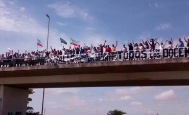 Los maestros realizaron una caravana de protesta que finalizó en la ruta