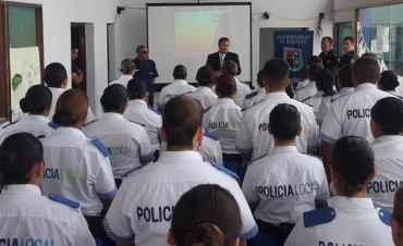 Capacitan a la policía local