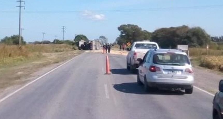 Volcó un camión en el Camino de la Costa