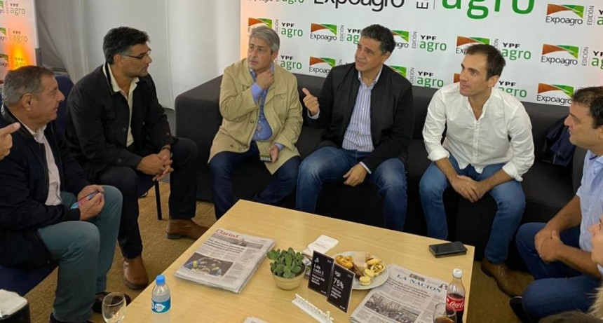 El Intendente Gustavo Perié cerca del campo