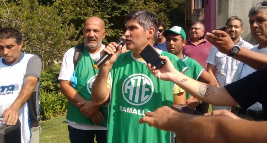 Multitudinaria marcha para repudiar los despidos y pedir por la apertura de paritarias