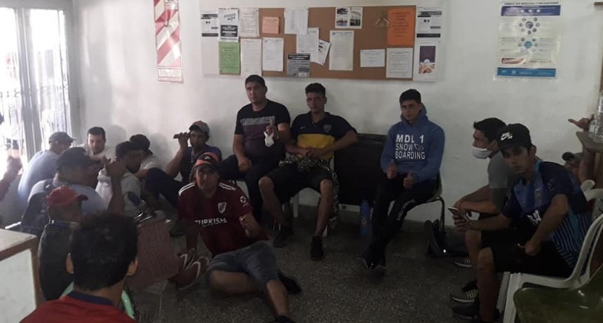 Los trabajadores decidieron instalarse en la sede sindical esperando una resolución