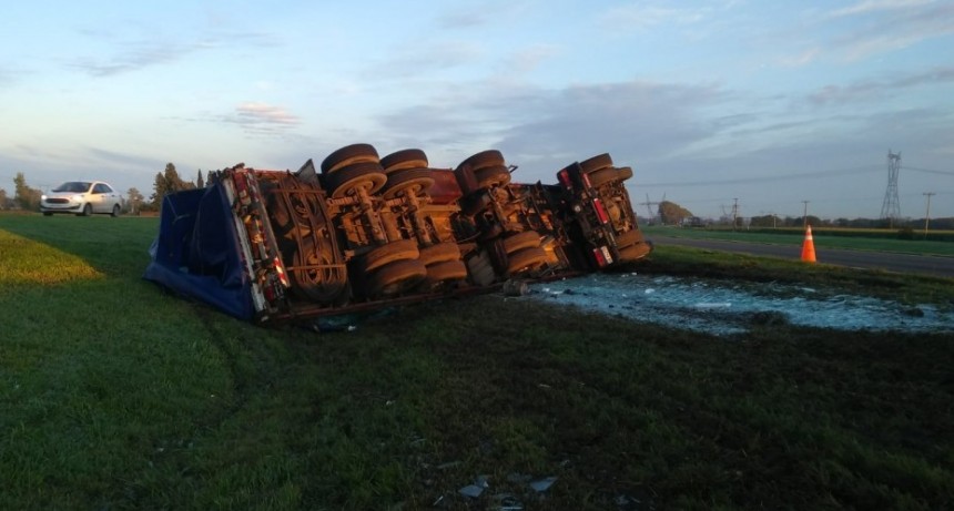 Volcó un camión a la altura de Sánchez