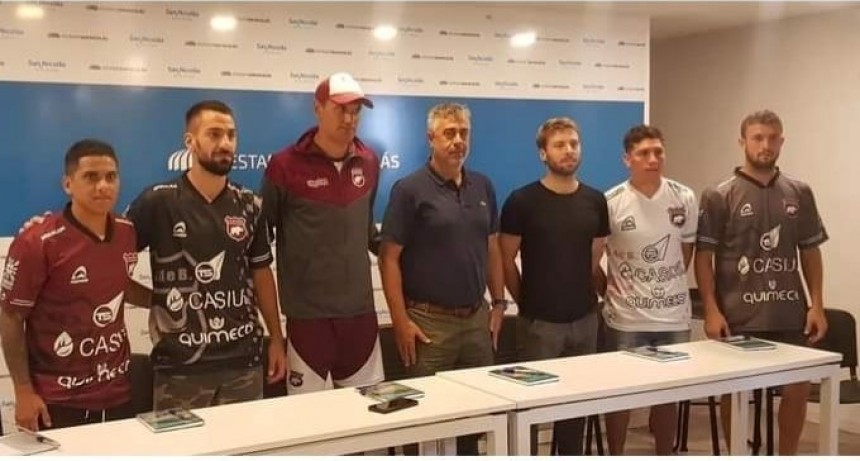 Defensores realizó su presentación en el Estadio de San Nicolás
