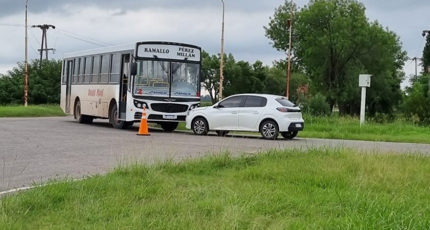 Choque entre colectivo y auto en el ingreso a Villa Ramallo