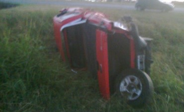 Volcó una camioneta en la autopista