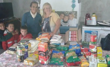 Tea Ramallo Azul entregó alimentos en el Barrio Sur